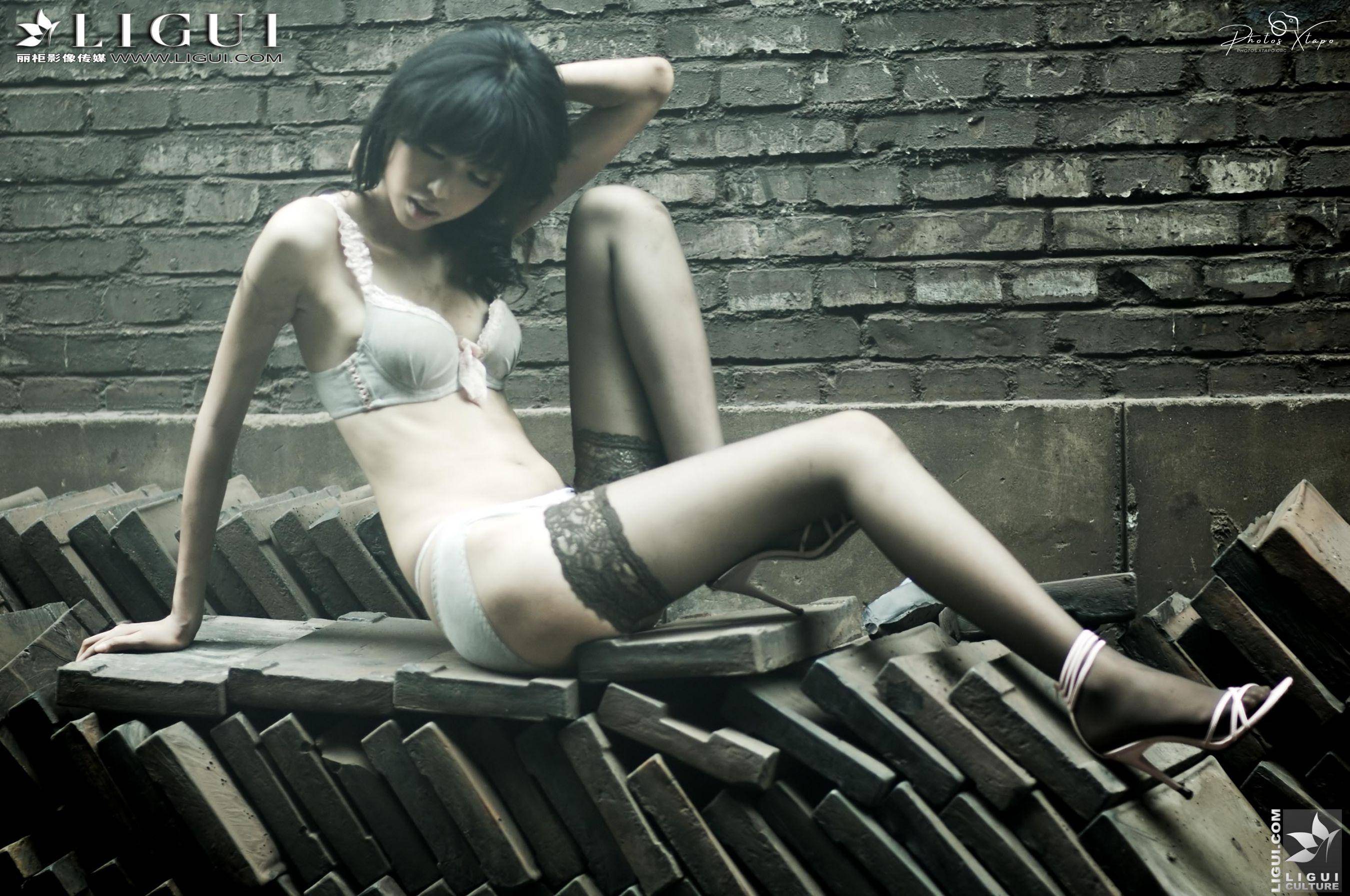 Model Meng Lu’s Black Silk High Heel Ligui beautiful legs jade foot photo picture